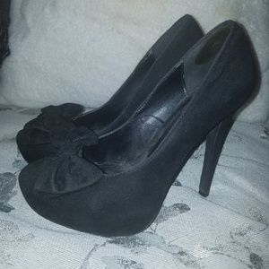Black pumps with bows
